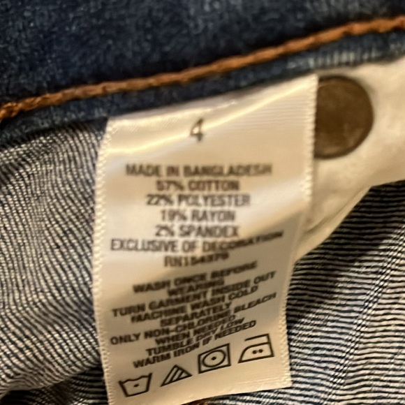 Aeropostale Low-Rise midi short w/rips and cuffed leg. Size 4 - Picture 4 of 5